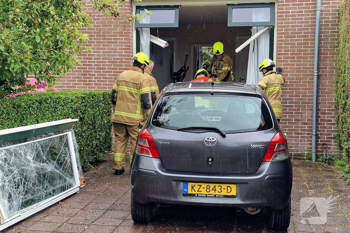 Automobilist rijdt tegen woning overburen