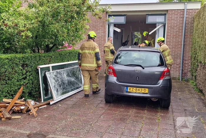 Automobilist rijdt tegen woning overburen