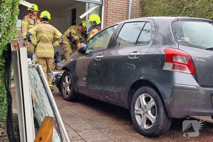 Automobilist rijdt tegen woning overburen