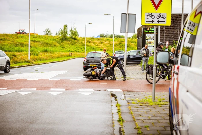Brommerrijder gaat onderuit na botsing