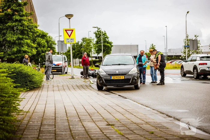 Brommerrijder gaat onderuit na botsing