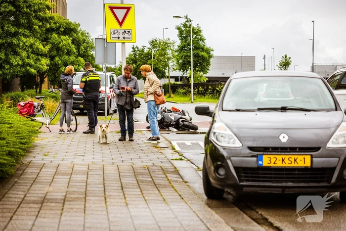 Brommerrijder gaat onderuit na botsing