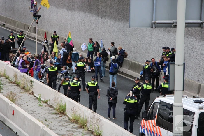 XR demonstreert tegen nieuw kabinet en blokkeert de A12