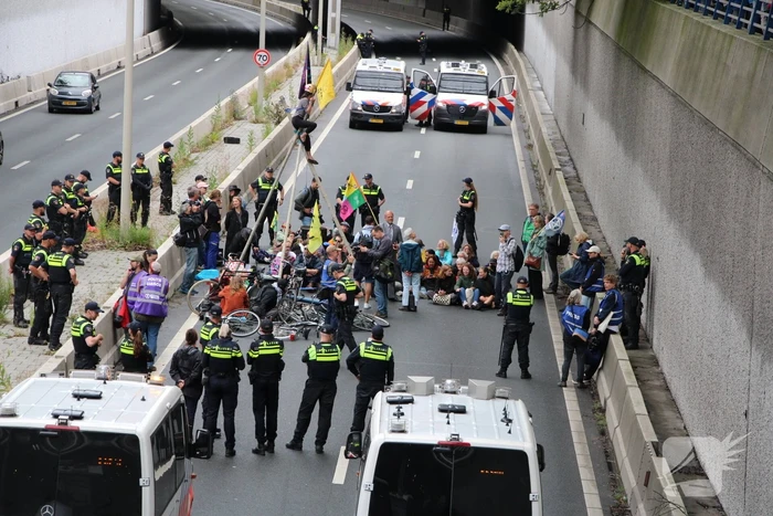 XR demonstreert tegen nieuw kabinet en blokkeert de A12