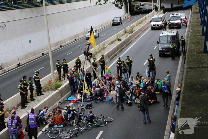 XR demonstreert tegen nieuw kabinet en blokkeert de A12