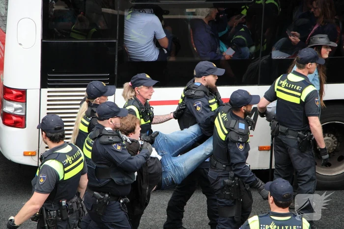 XR demonstreert tegen nieuw kabinet en blokkeert de A12