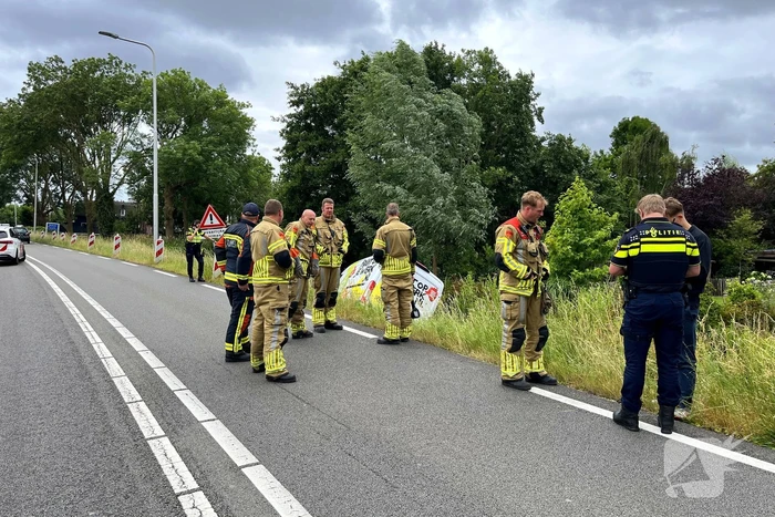Bestelbus raakt van weg belandt in water