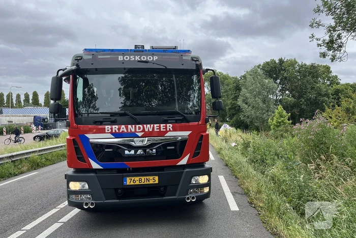 Bestelbus raakt van weg belandt in water