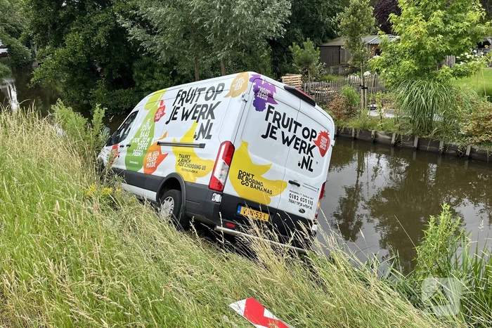 Bestelbus raakt van weg belandt in water
