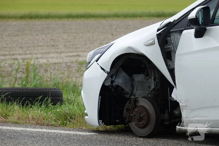 Taxi verliest voorband bij ongeval