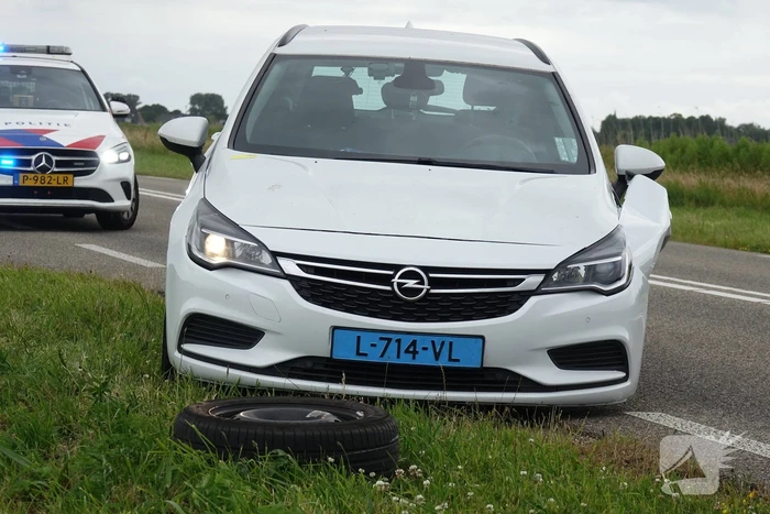 Taxi verliest voorband bij ongeval