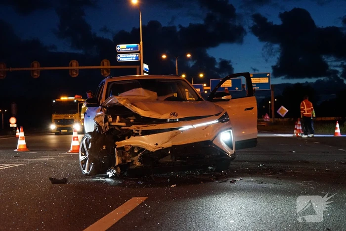 Gewonde en auto's zwaar beschadigd na botsing op kruising