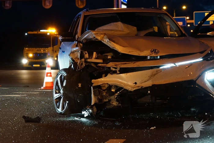 Gewonde en auto's zwaar beschadigd na botsing op kruising