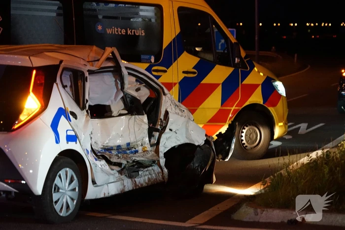 Gewonde en auto's zwaar beschadigd na botsing op kruising