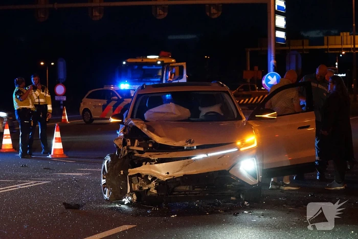 Gewonde en auto's zwaar beschadigd na botsing op kruising