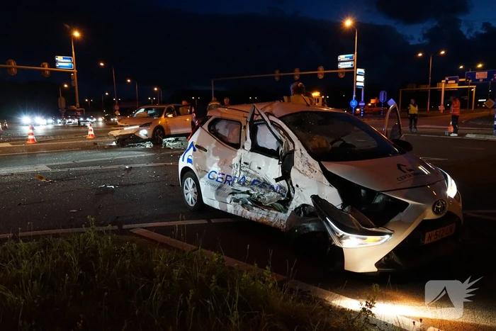 Gewonde en auto's zwaar beschadigd na botsing op kruising