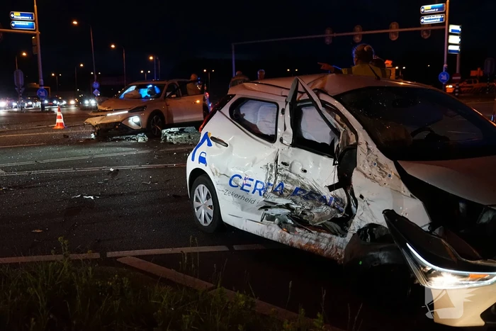Gewonde en auto's zwaar beschadigd na botsing op kruising
