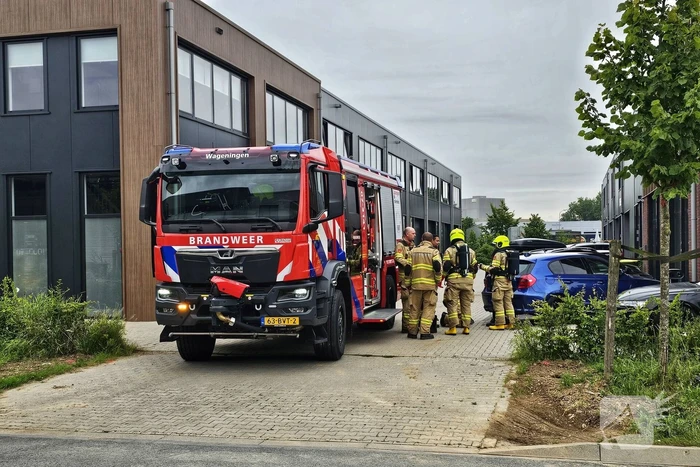 Brandweer verricht metingen bij IBC container
