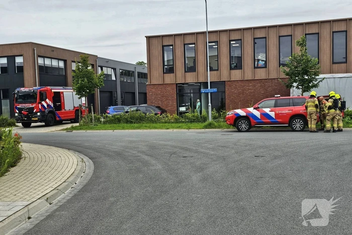 Brandweer verricht metingen bij IBC container
