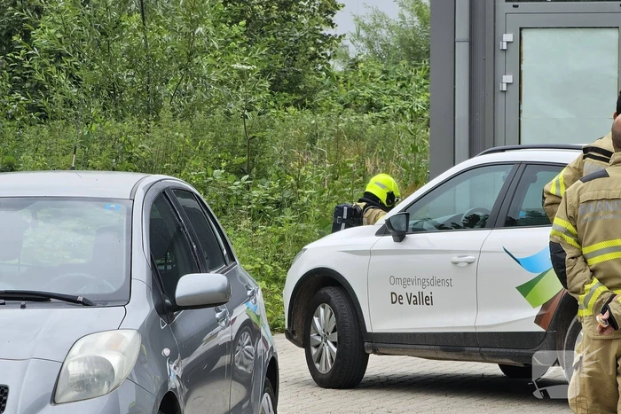 Brandweer verricht metingen bij IBC container