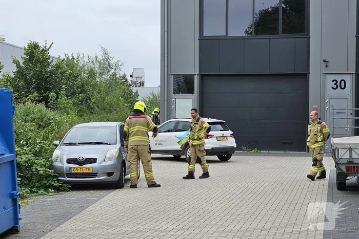 Brandweer verricht metingen bij IBC container