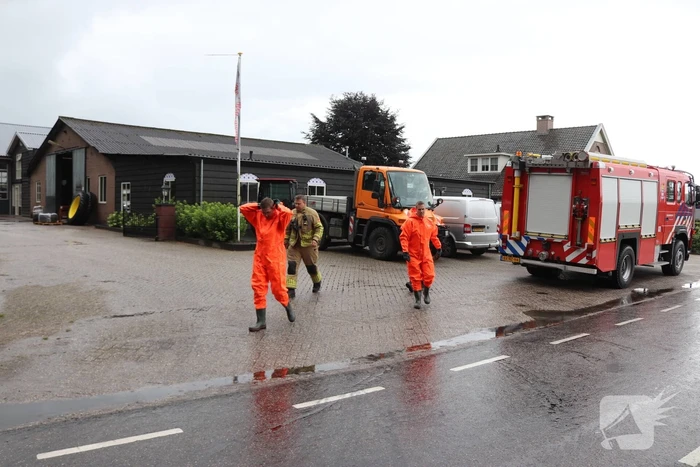 Brandweer haalt zakken uit het water