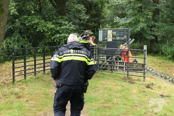 Brandweer haalt zakken uit het water