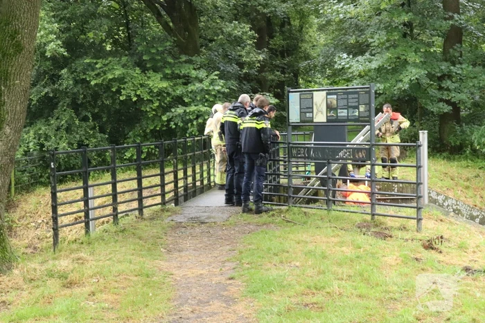 Brandweer haalt zakken uit het water