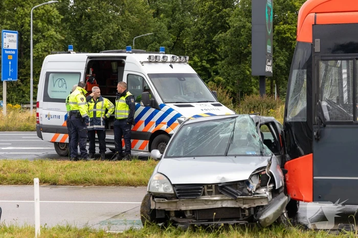 Automobilist zwaargewond bij aanrijding met lijnbus