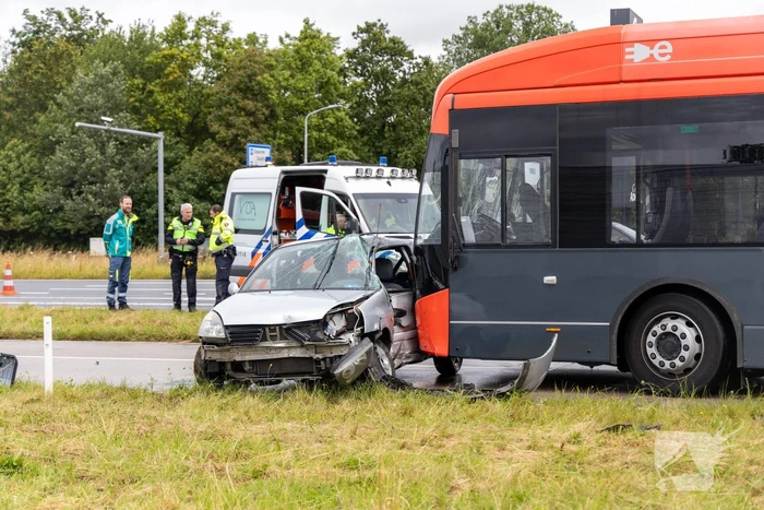 Automobilist zwaargewond bij aanrijding met lijnbus