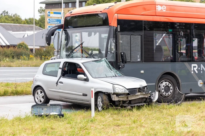 Automobilist zwaargewond bij aanrijding met lijnbus