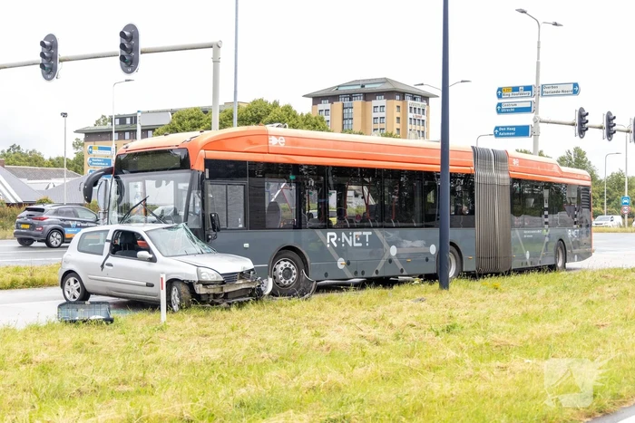 Automobilist zwaargewond bij aanrijding met lijnbus