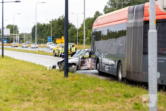 Automobilist zwaargewond bij aanrijding met lijnbus