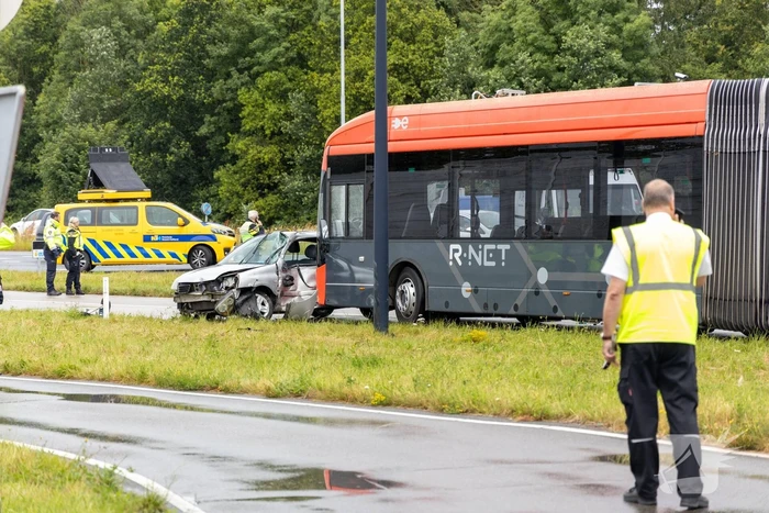 Automobilist zwaargewond bij aanrijding met lijnbus