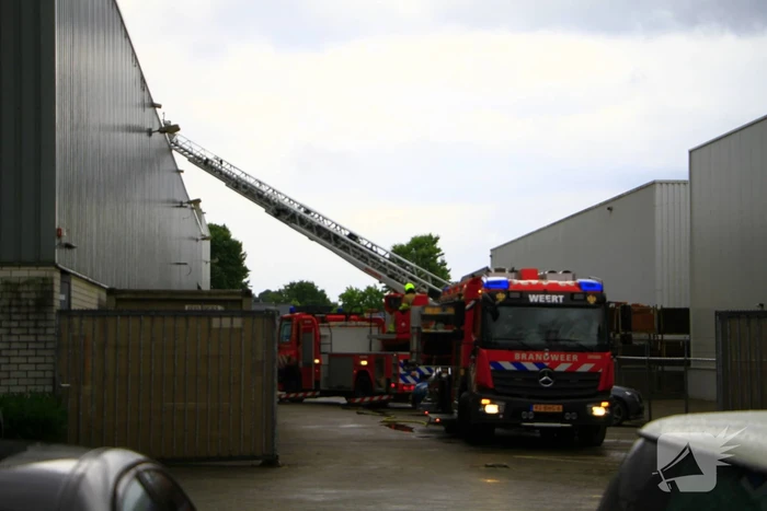 Brandweer blust brand in bedrijfshal