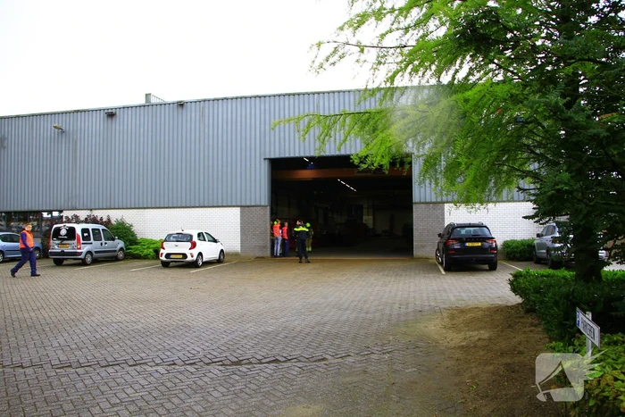 Brandweer blust brand in bedrijfshal