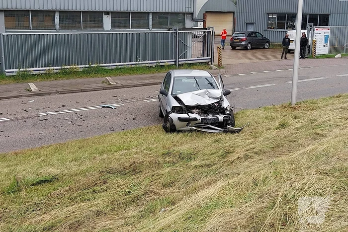 Voertuig zwaar beschadigd na ongeval