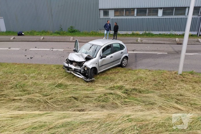 Voertuig zwaar beschadigd na ongeval