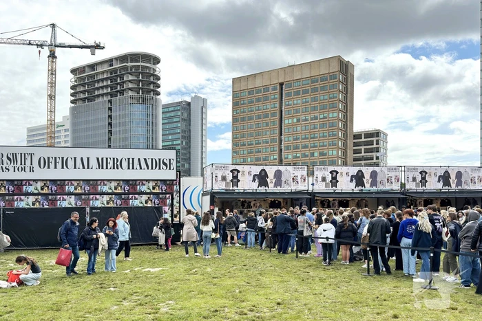 Honderden Taylor Swift fans in de rij voor merchandise