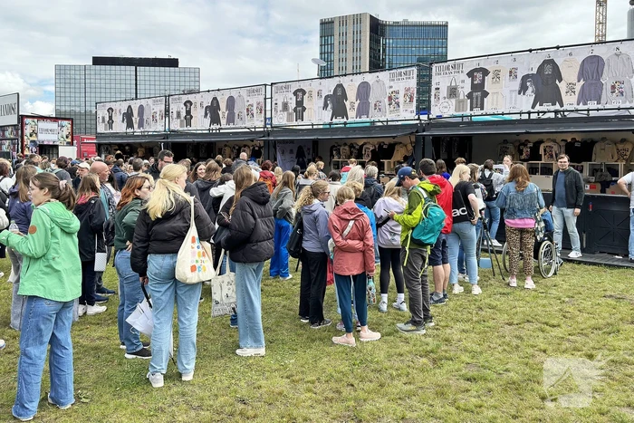 Honderden Taylor Swift fans in de rij voor merchandise