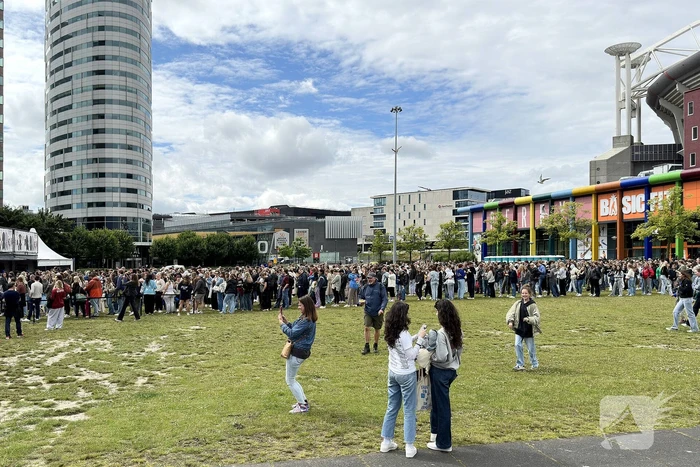 Honderden Taylor Swift fans in de rij voor merchandise