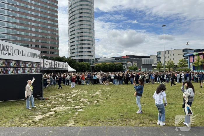 Honderden Taylor Swift fans in de rij voor merchandise