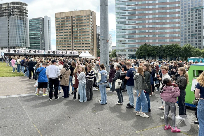 Honderden Taylor Swift fans in de rij voor merchandise
