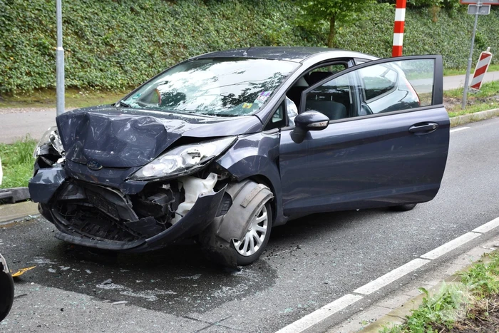 Een gewonde bij kop-staart ongeval