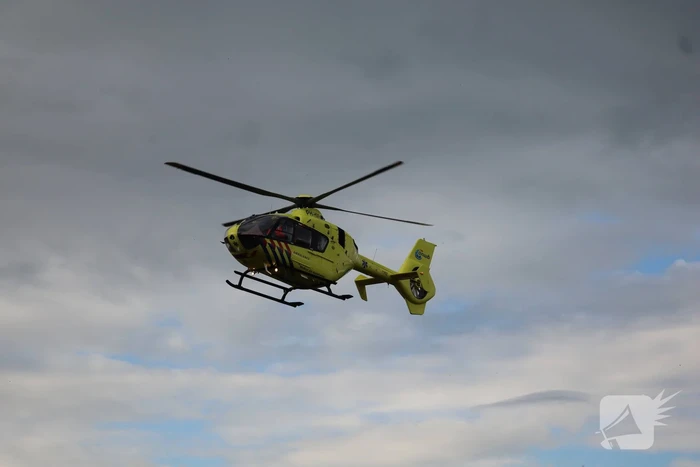Zwaargewonden bij steekincident, politie opent klopjacht
