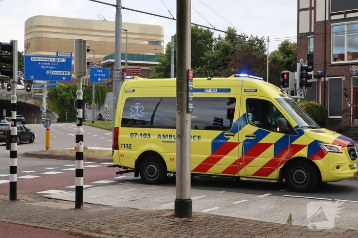 Zwaargewonden bij steekincident, politie opent klopjacht