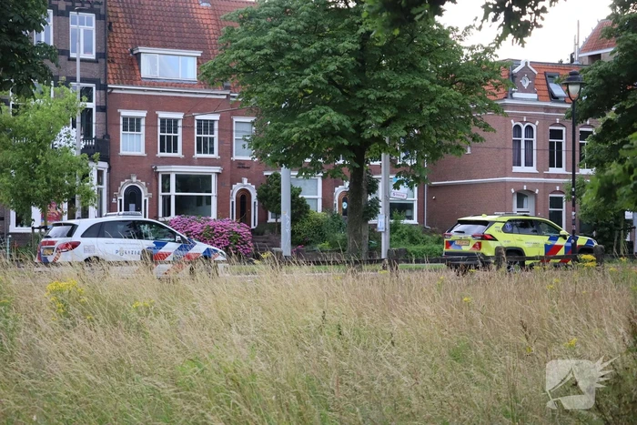 Zwaargewonden bij steekincident, politie opent klopjacht