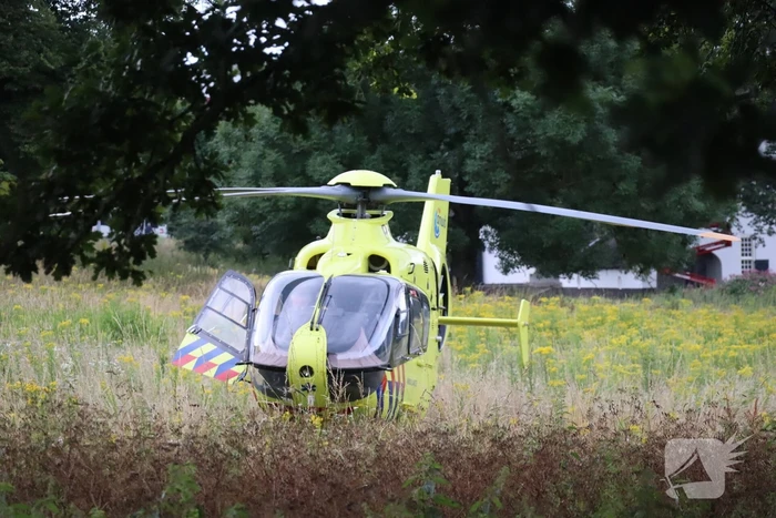 Zwaargewonden bij steekincident, politie opent klopjacht