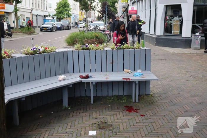 Zwaargewonden bij steekincident, politie opent klopjacht