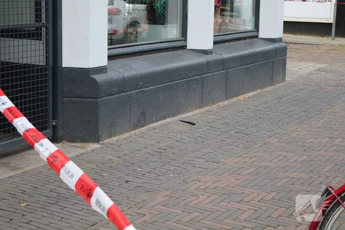Zwaargewonden bij steekincident, politie opent klopjacht